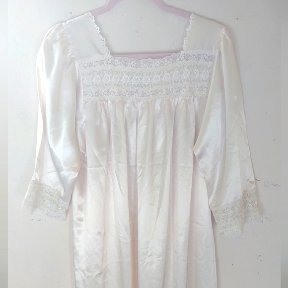 Vintage Oscar de la Renta Nightgown - Picture 2 of 8